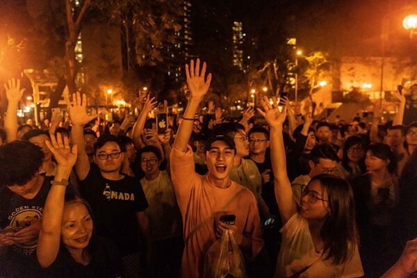 民主派在本屆選舉中大獲全勝，民眾們在街頭熱烈歡呼慶祝。（Billy H.C. Kwok/Getty Images）