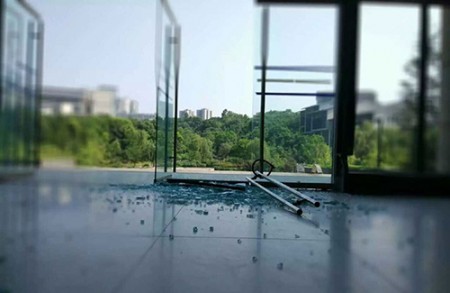 重慶理工大學的一棟教學樓的大廳玻璃被熱得炸裂了。（網絡圖片）