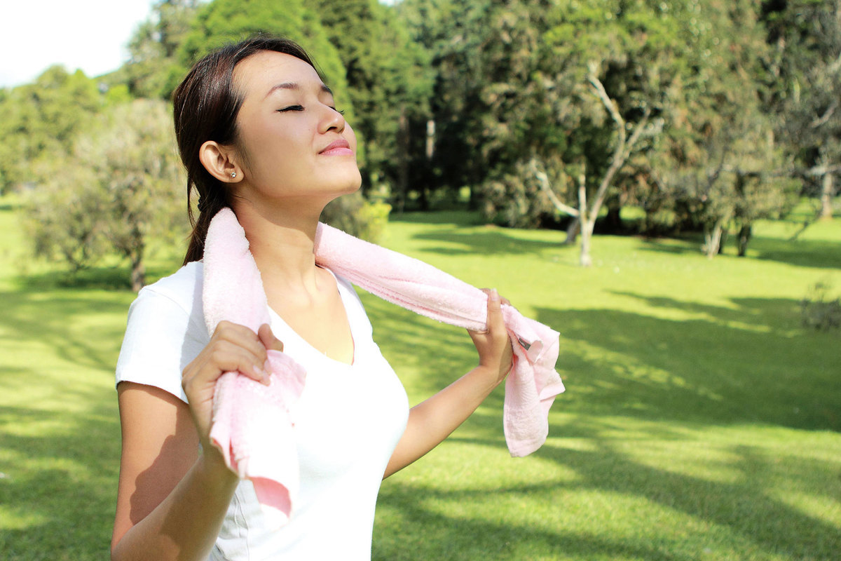 腹式呼吸可以讓身體釋放輕鬆荷爾蒙，紓解壓力。(Shutterstock)