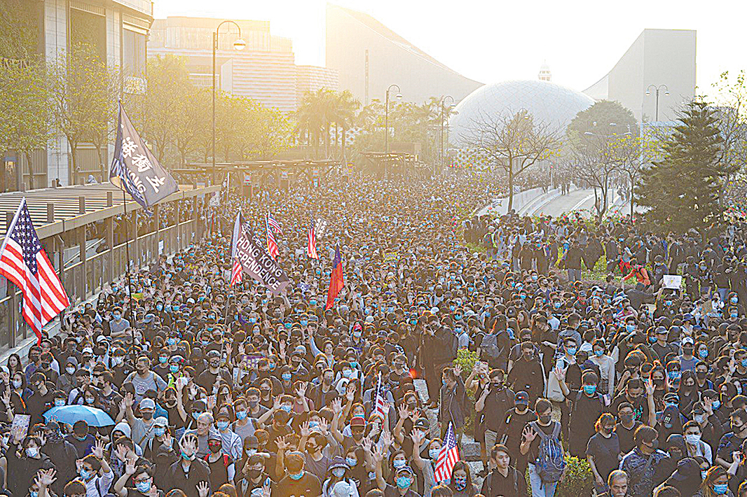 2019年12月1日，香港38萬人參加「毋忘初心大遊行」，下午3時起於尖沙咀鐘樓集合，並遊行至紅磡體育館。（余天祐／大紀元）