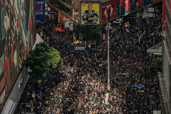 12月8日，80萬港人再次走上街頭反送中，民眾沿途高喊「五大訴求，缺一不可！」等口號。（Anthony Kwan/Getty Images）