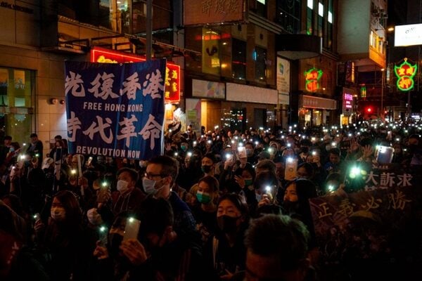 入夜後，抗議民眾紛紛打開手機自帶燈，現場一片光海，令人震撼。（ALASTAIR PIKE/AFP via Getty Images）