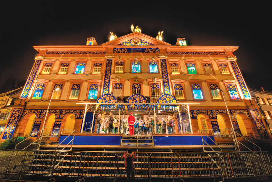 德國小城政府樓變裝秀 最大聖誕日曆取悅民眾