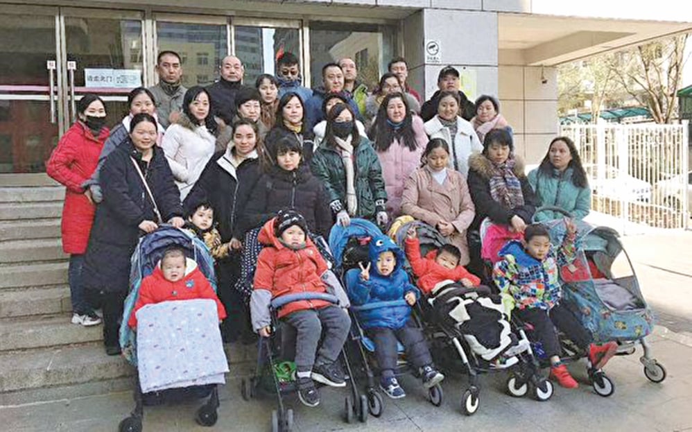 6日，大陸各地疫苗受害家長帶著孩子到北京衛健委上訪，要求儘早出台相關補償標準。（家長提供）