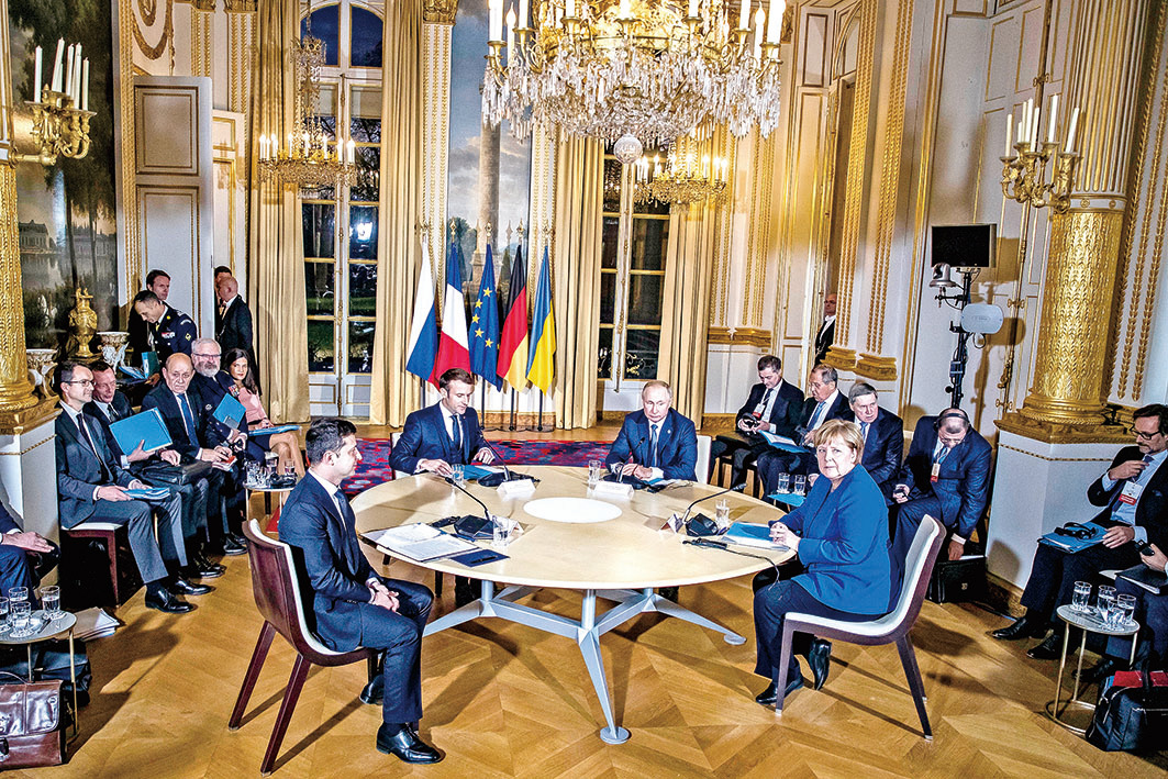 12月9日，法、德、俄、烏領導人在巴黎召開峰會，討論烏克蘭東部衝突問題。從左至右為澤倫斯基、馬克龍、普京、默克爾。（Getty Images）