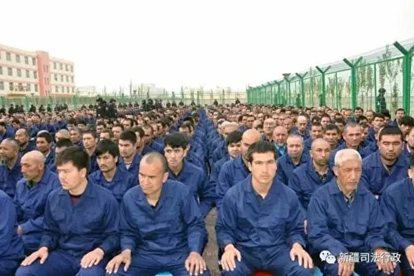 外界認為中共在新疆建集中營，有數十萬至兩百萬新疆人被關押在裡面，被強制洗腦，被轉化。（新疆司法行政微博）