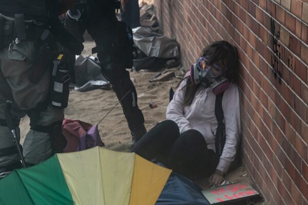  一名從理大突圍的女生虛弱地倒在地上。（Anthony Kwan/Getty Images）