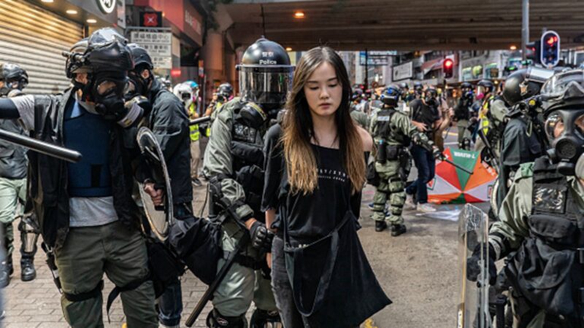 一名香港女抗爭者被港警圍捕。示意圖（Anthony Kwan/Getty Images）