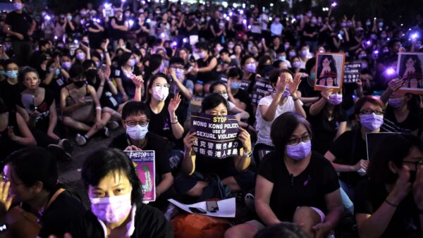 香港反送中集會，抗議警察性暴力。（LILLIAN SUWANRUMPHA/AFP via Getty Images）