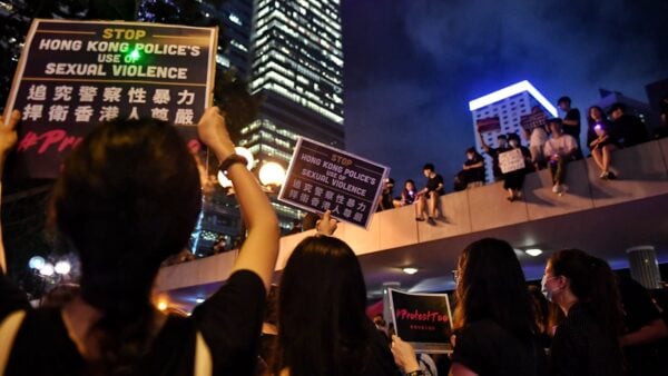 香港反送中集會，抗議警察性暴力。（LILLIAN SUWANRUMPHA/AFP via Getty Images）