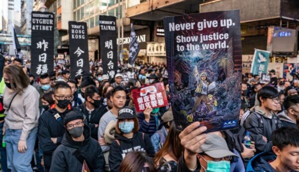 香港抗爭者12月8日再次走上街頭參加大遊行，舉起 「向世界展示正義」及「追究警暴」的標語。（ANTHONY KWAN/GETTY IMAGES）