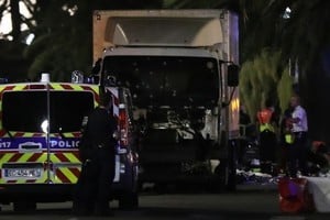 法國恐襲 大貨車輾撞人群1英里77死
