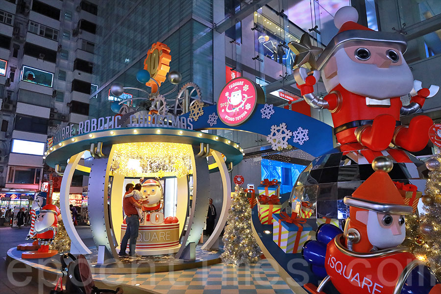 尖沙咀iSQUARE國際廣場與日本著名插畫師Ryogo Toyoda合作設計多款機械聖誕老人。（陳仲明／大紀元）