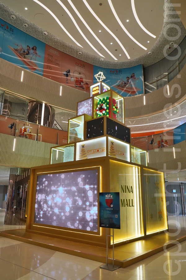 如心廣場商場一期設置7米高的「光藝聖誕裝置」，內部為一個以無數燈泡及鏡片拼砌而成的光影藝術裝置，耀眼奪目，恍如置身銀河星空。（陳仲明／大紀元）