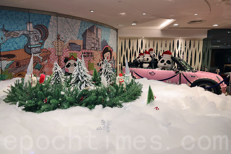 悅來酒店大堂亦設有以熊貓為主角的聖誕裝置。（陳仲明／大紀元）
