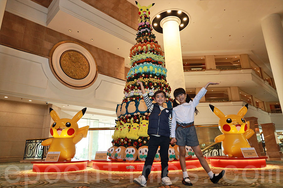 香港黃金海岸酒店大堂的4米高聖誕樹。（陳仲明／大紀元）