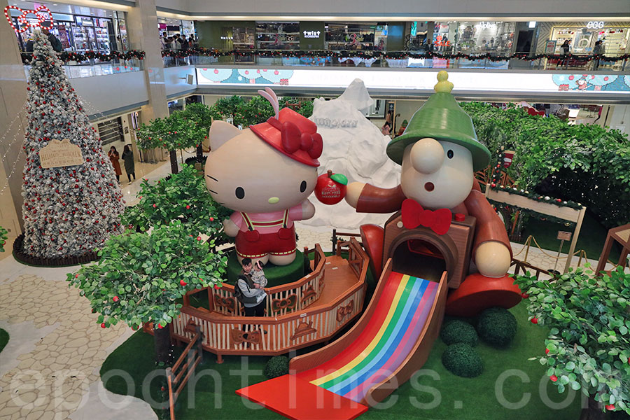 4米高的Hello Kitty與Müllerchen在屯門市廣場相遇。（陳仲明／大紀元）