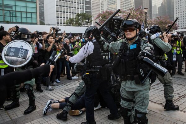 港警暴力抓人引發眾怒，民眾一度將港警包圍。（DALE DE LA REY/AFP via Getty Images）