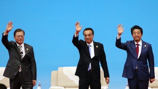 中共總理李克強與日本首相安倍晉三、南韓總統文在寅，在成都舉行峰會。（Jiji Press/AFP via Getty Images）