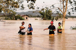 颱風巴逢橫掃菲律賓 已知至少十六死 萬人撤離