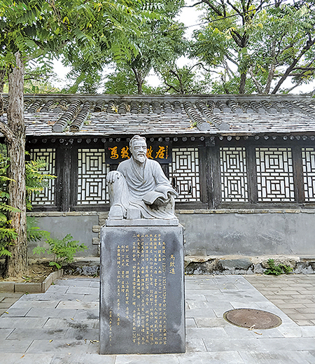 北京馬致遠故居中的馬致遠雕像。（公有領域） 