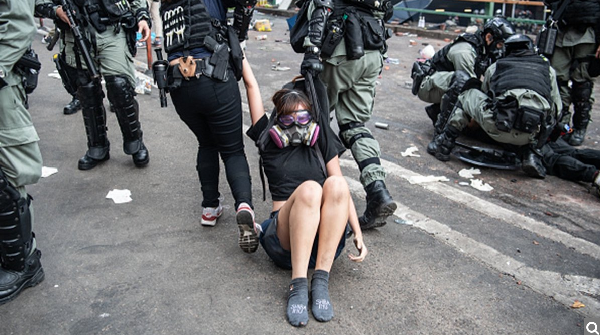 在香港這場因反修例引起的持續抗爭中，很多市民被捕。圖為今年11月，防暴警抓捕一名年輕女性抗爭者。 （大紀元資料庫）