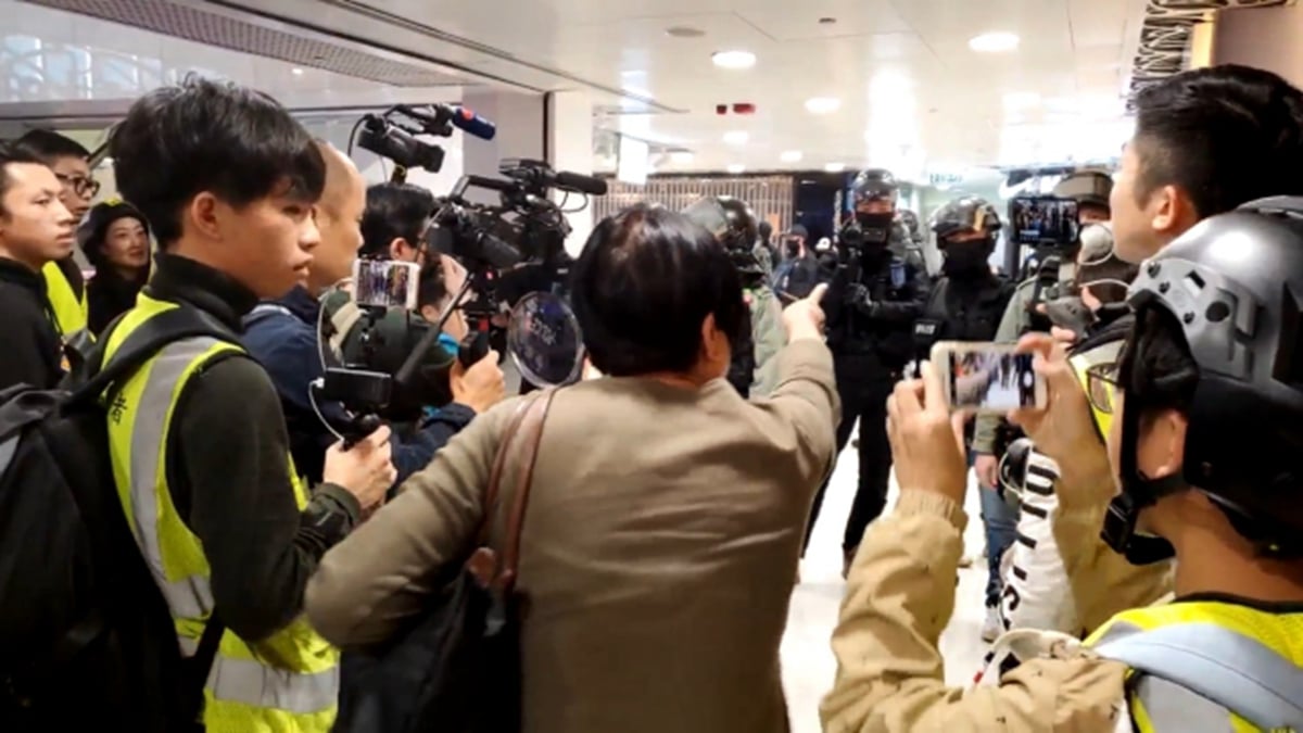 在場一位中國大媽怒罵警員：這裏不是大陸共產黨，這裏是香港……共產黨給屎你們吃……。（推特圖片）