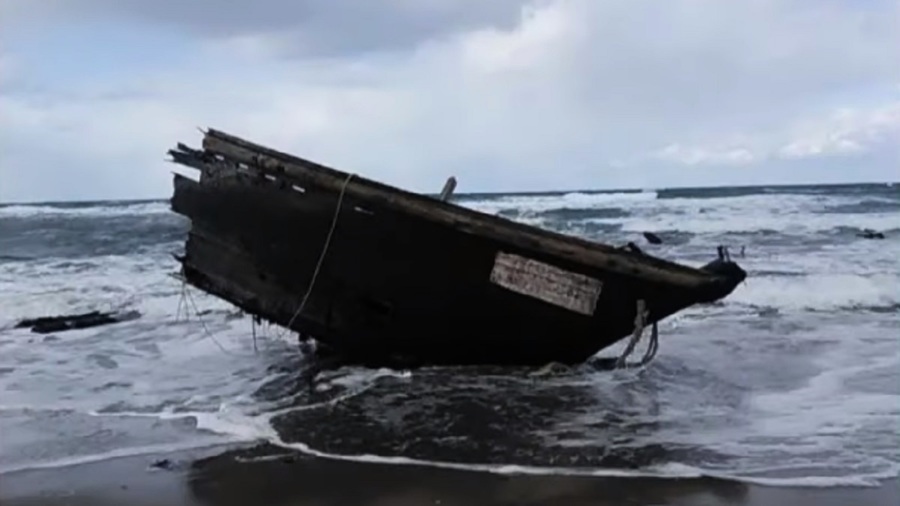 幽靈船衝上日本佐渡島 7具腐爛遺體疑來自北韓