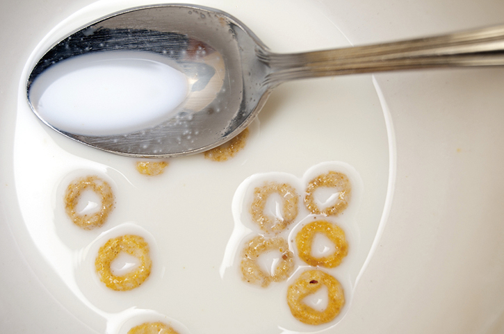 漂浮在牛奶上的Cheerios為什麼喜歡聚在一起？