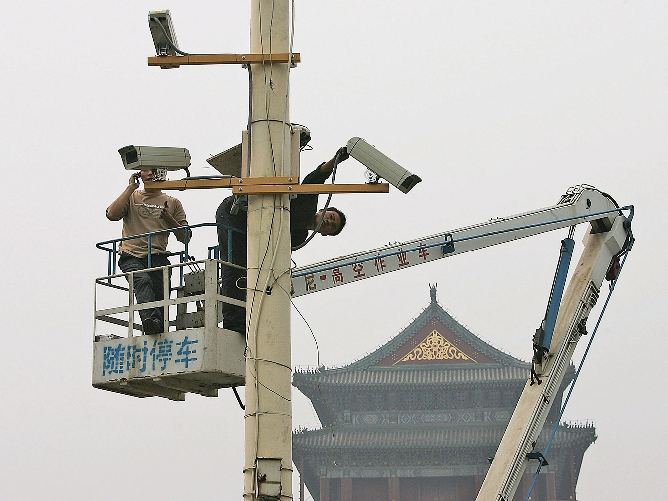 國際機構預測，到2022年，中國每人「擁有」兩個監控探頭。圖為北京街頭安裝錄像監控系統。（AFP）