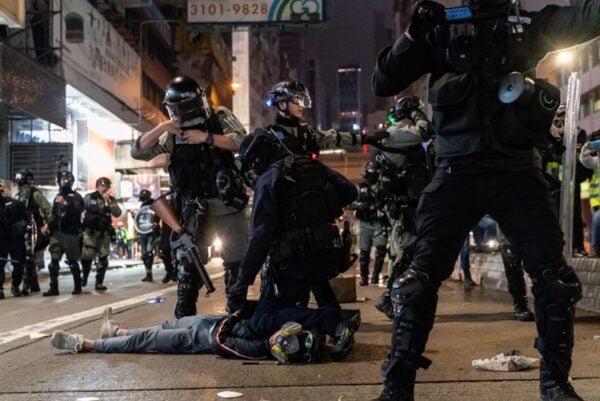 2020年1月1日，103萬港人在新年第一天走上街頭，港警腰斬遊行抓捕民眾。（Anthony Kwan/Getty Images）