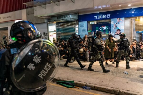 2020年1月1日，103萬港人在新年第一天走上街頭，港警腰斬遊行抓捕民眾。（Anthony Kwan/Getty Images）
