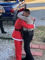 兩年未見 兒扮聖誕老人現身 警察爸爸熱情擁抱