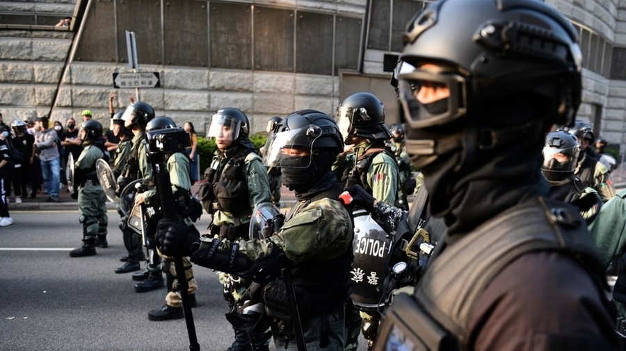 香港警察「反水」 脫下制服參與抗爭
