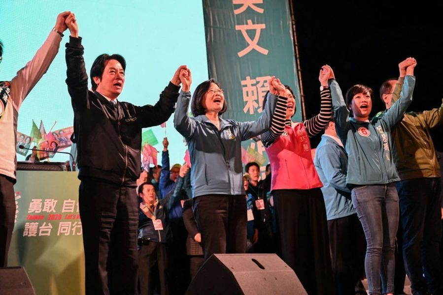 台灣選前中共狂發假消息 網傳合成「蔡英文辱軍照」