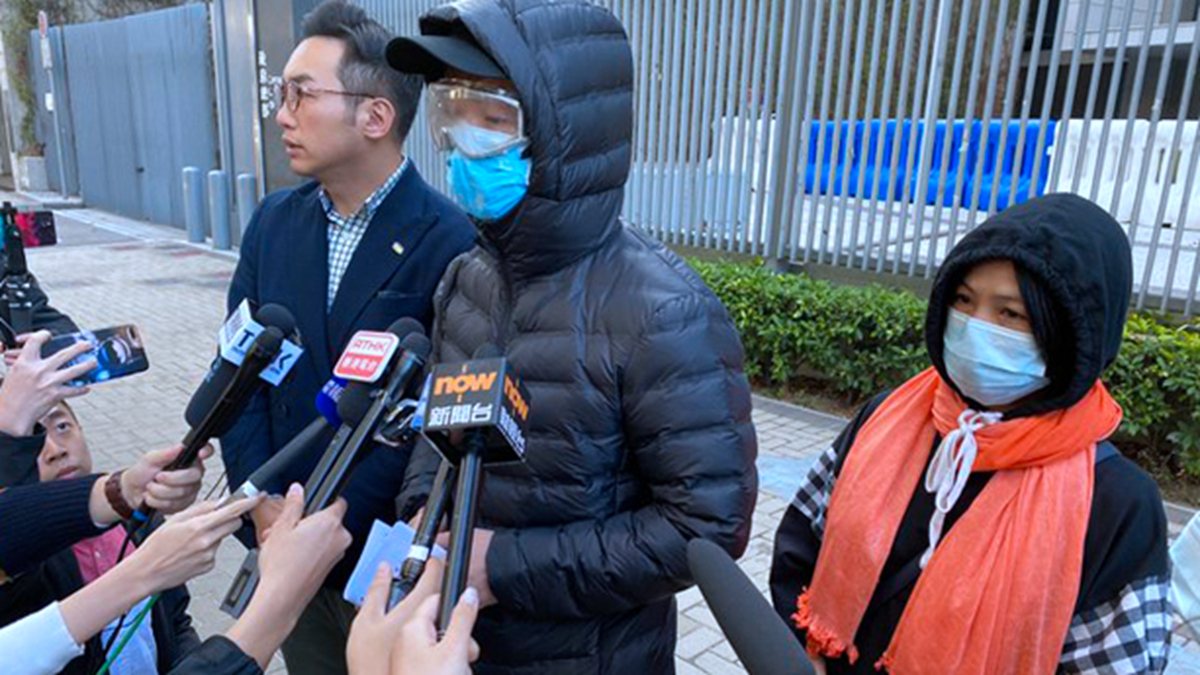 2020年1月10日，香港立法會議員楊岳橋（左）陪同「國難忠醫」失蹤負責人的親友會見記者。（網絡影片截圖）