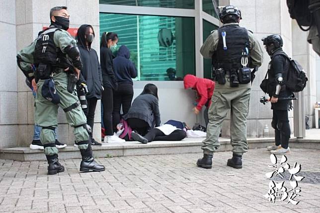 警方於英領館範圍內執法  抗爭者佈置抗爭文宣被捕　