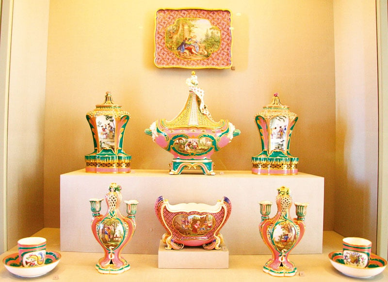 皇家陶器製品廠Vincennes出品的陶瓷珍品。 （Juliet Zhu/大紀元）