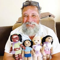 巴西爺爺手織「白化娃娃」 給患有此病的兒童