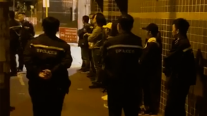 同街坊一起貼連儂牆 首名休班防暴警被捕停職