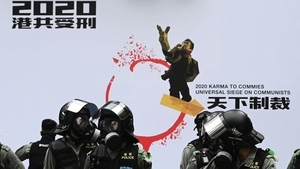 香港集會再遭催淚彈鎮壓 老人被捕滿頭血