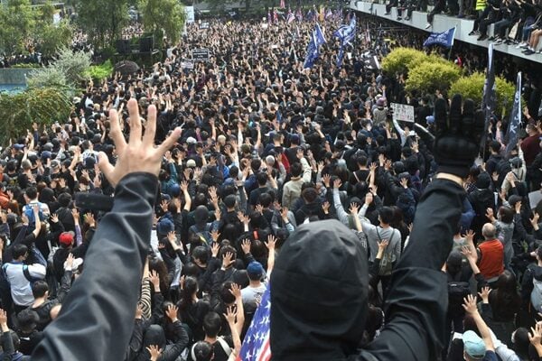 1月19日下午，香港民眾在中環遮打花園舉行「天下制裁」集會，有超過15萬人參加。（PHILIP FONG/AFP via Getty Images）