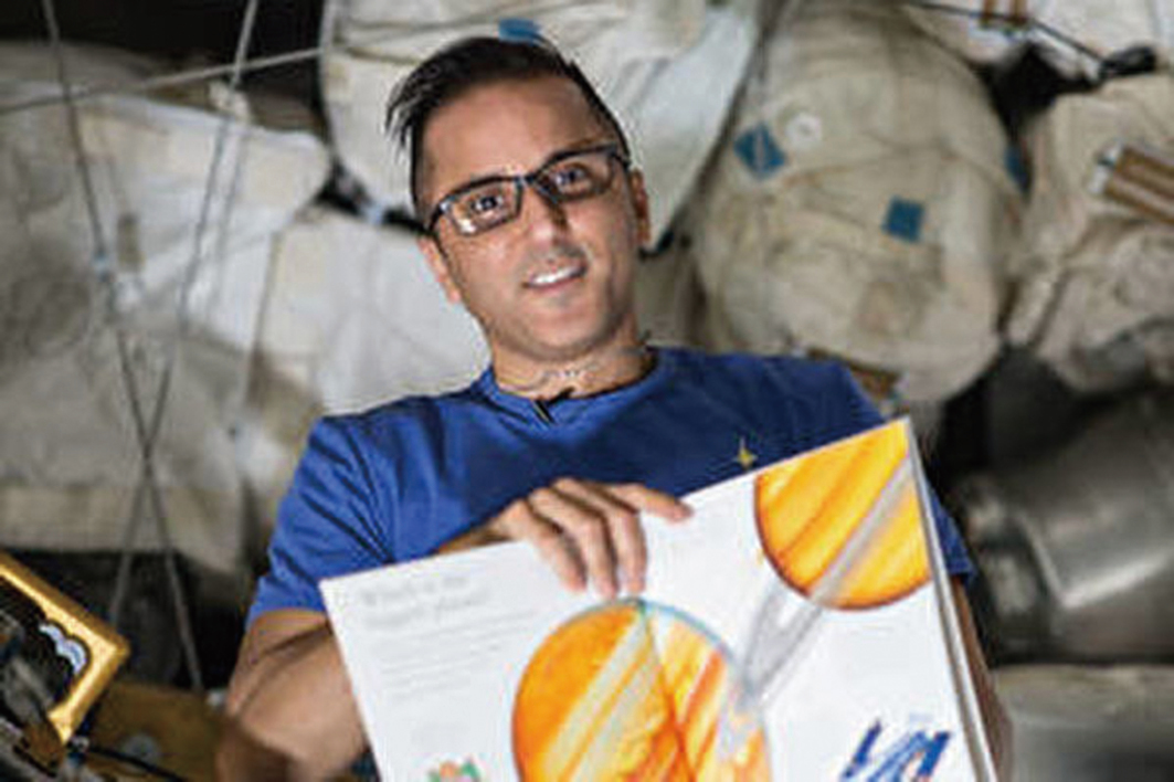 美國太空人阿卡巴（Joe Acaba）在國際太空站上為地球上的小孩讀床邊故事。（NASA）