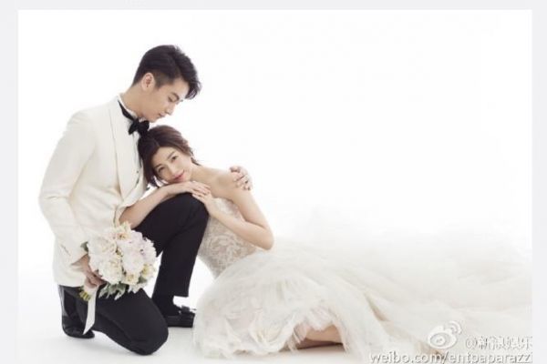 女星陳妍希與大陸男星陳曉婚禮在即，兩人的婚紗照首度曝光，典雅簡約的禮服設計，俏皮中有浪漫。（取自新浪娛樂微博www.weibo.com）