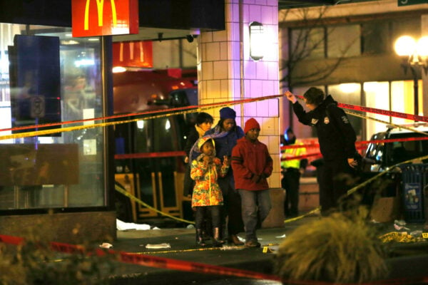 美國西雅圖市中心一處熱門觀光區附近22日清晨驚傳槍響，至少1人死亡、5人重傷。（Karen Ducey/Getty Images）