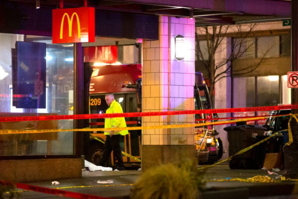 美國西雅圖市中心一處熱門觀光區附近22日清晨驚傳槍響，至少1人死亡、5人重傷。（Karen Ducey/Getty Images）