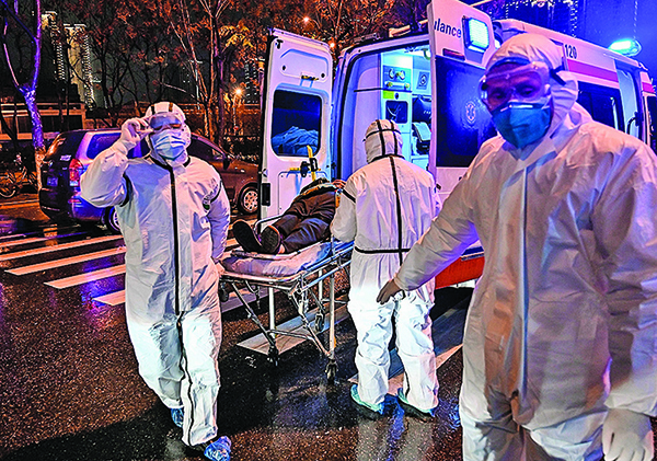 1月 25日，武漢紅十字會醫院的醫務人員接患者入院治療。（Getty Images）