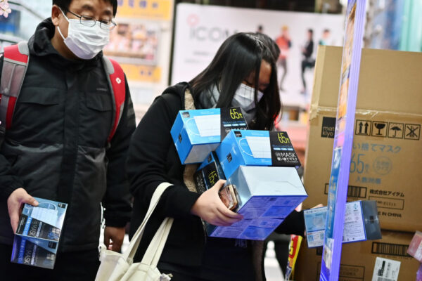 2020年1月27日，在東京秋葉原，民眾爭買口罩。（CHARLY TRIBALLEAU/AFP via Getty Images）