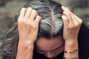 研究首次揭示壓力如何促生白髮