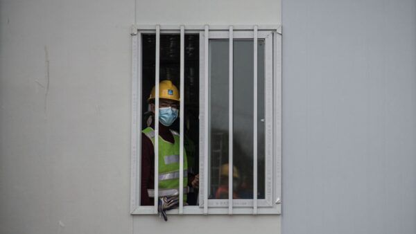 火神山醫院如同監獄牢房，病房窗戶外焊鐵條、鋼門。（Getty Images）